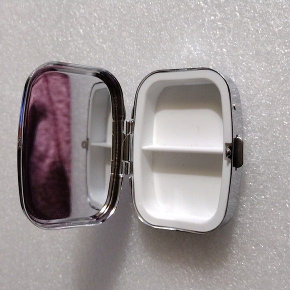 Beautiful mini 2 slot pill box. - Picture 2 of 7